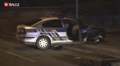 Opilý řidič vytlačil policejní auto ze silnice. To obtočilo semafor
