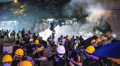 Maskovaní muži vtrhli na nádraží a mlátili cestující. 45 zraněných. VIDEO