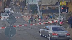 Méně než 2500 korun! Učitelkám s dětmi na přejezdu dal úřad pokutu