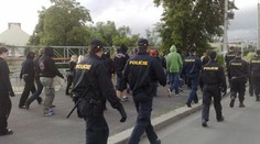 Anarchisté útočili na neonacisty i policisty