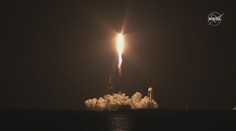 Vesmírná loď společnosti SpaceX letí se čtyřmi astronauty k ISS