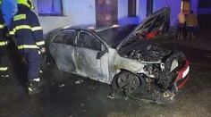Požár osobního auta poškodil motorest na Pardubicku