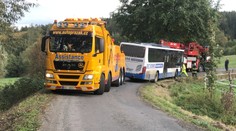 S autobusem se utrhla krajnice. Cestující se zachránili vlastní vahou