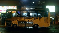 V centru Prahy shořel autobus! Plameny poškodily i vedlejší dům