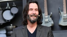 Neuvěřitelná proměna slavného herce. Keanu Reevese byste na ulici nepoznali