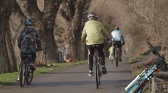 Teplého počasí si užívají i cyklisté. Spoustu řidičů tím zaskočili