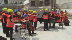 V Brně létal klavír vzduchem. Filharmonici pak hráli na stavbě