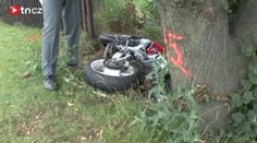 Motorkář zemřel po nárazu do stromu. Předjížděl tři auta