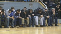 TRYZNA za zesnulé basketbalisty: Bolest v srdcích, smutek, slzy a 30 minut ticha