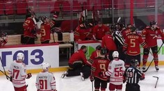 Hrozivý moment! Sudí v KHL omdlel, museli ho odvézt na nosítkách