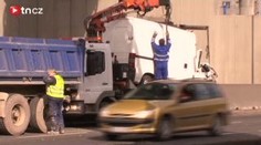 Nehoda komplikovala výjezd z Prahy k letišti a Plzni