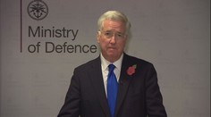 Britský ministr Fallon novinářce před lety sáhl na nohu, rezignoval!
