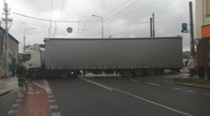 Další kamioňák zablokoval podjezd v Pardubicích. Strhl trolejové vedení