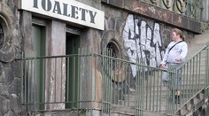 Útok na veřejných záchodech. Důchodce škrtili a obrali o peníze!