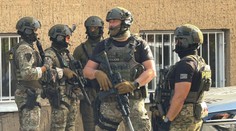 Obří pátrání po ozbrojenci v Praze a okolí. Policie hlídala i budovy ministerstev