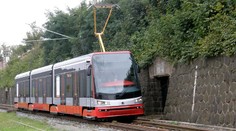 V plzeňské tramvaji dívce poleptali oči. Řidič nepomohl a ujel