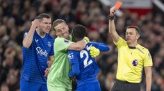 Facka spoluhráči za červenou. Everton i tak vykradl Old Trafford