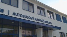 Brutální napadení v Jihlavě! Útočníci mladíky surově mlátili a kopali