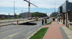 Pětimetrový kráter na Evropské třídě. Propadlá silnice je uzavřená