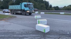 Šlo o centimetry! V hustém provozu se na silnici na Jihlavsku vysypaly balíky