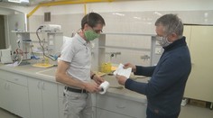 Roušky z nanovlákna asi nebudou. Vědci už měsíce čekají na povolení