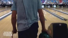 VIDEO: Další borec s obručí - tentokrát na bowlingu!