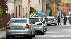 Policie na Rakovnicku musela vniknout do domu. Našla mrtvolu a dva zraněné