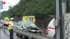 Srážka tří aut: řidič nezvládl řízení a dostal smyk