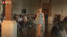 Orchideje a rukavičky v nové kolekci Jany Fabiánové. MÓDNÍ PŘEHLÍDKA