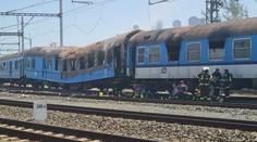 Černý den na železnici: Shořelé vagóny, dvě havárie a zastavený koridor