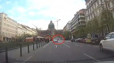 Řidič se strážníkům snažil ujet, skončil ale neslavně! VIDEO