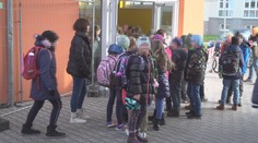 Školní jídelna nestačí, děti musí čekat venku v zimě a na dešti!