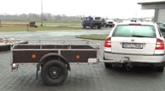 Češi neumí couvat s vozíkem? Mělo by to být v autoškole povinné? HLASUJTE