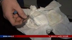 VIDEO: V dětských plenkách byl deseticentimetrový rezavý hřebík!