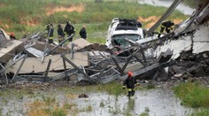 První foto českého kamionu! Zřítil se s mostem v Janově, řidič přežil