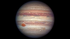 NÁVOD: Noční obloze vládne velmi jasný Jupiter, dívejte se