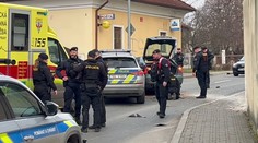V Opavě policejní auto po čelním nárazu smetlo chodce. Je v kritickém stavu