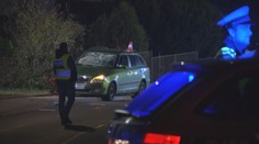 Řidič na Kolínsku vjel na chodník, srazil maminku s dvojčátky (3). Jedno zemřelo