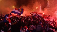 Pyrotechnika a velká radost. Chorvaté v centru Záhřebu slavili bronz