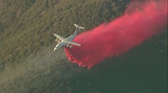 Hasiči v Los Angeles dál bojují s požáry. Používají škodlivou látku, tvrdí experti