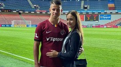 Adame, sluší vám to! Sparťan Hložek představil svou Veroniku