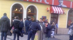 Policista se hrabal v odpadcích