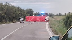 Smrtelná nehoda na Nymbursku. Po střetu pěti aut zemřel řidič, šest zraněných