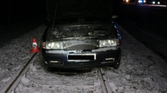 Spletl si auto s drezínou. Podnapilý cizinec omylem vyrazil po kolejích
