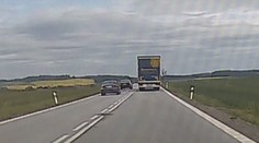 Řidiči měli naspěch. Při předjíždění málem způsobili vážnou nehodu!