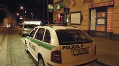 Opilí Ukrajinci zbili hosta v pražském baru, policisté je pochytali