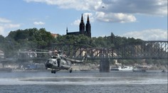 Nevšední podívaná u Vltavy. Česká armáda předváděla zbraně i techniku