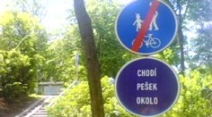 Přelepil značky na cyklostezce úryvky z lidových písniček