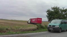 Kamion u Kladna skončil o srážce s osobáky v poli, jeden mrtvý