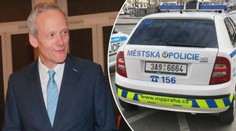 Utržené knoflíky, údery břichem: Na jednání Prahy 4 zasahovali strážníci